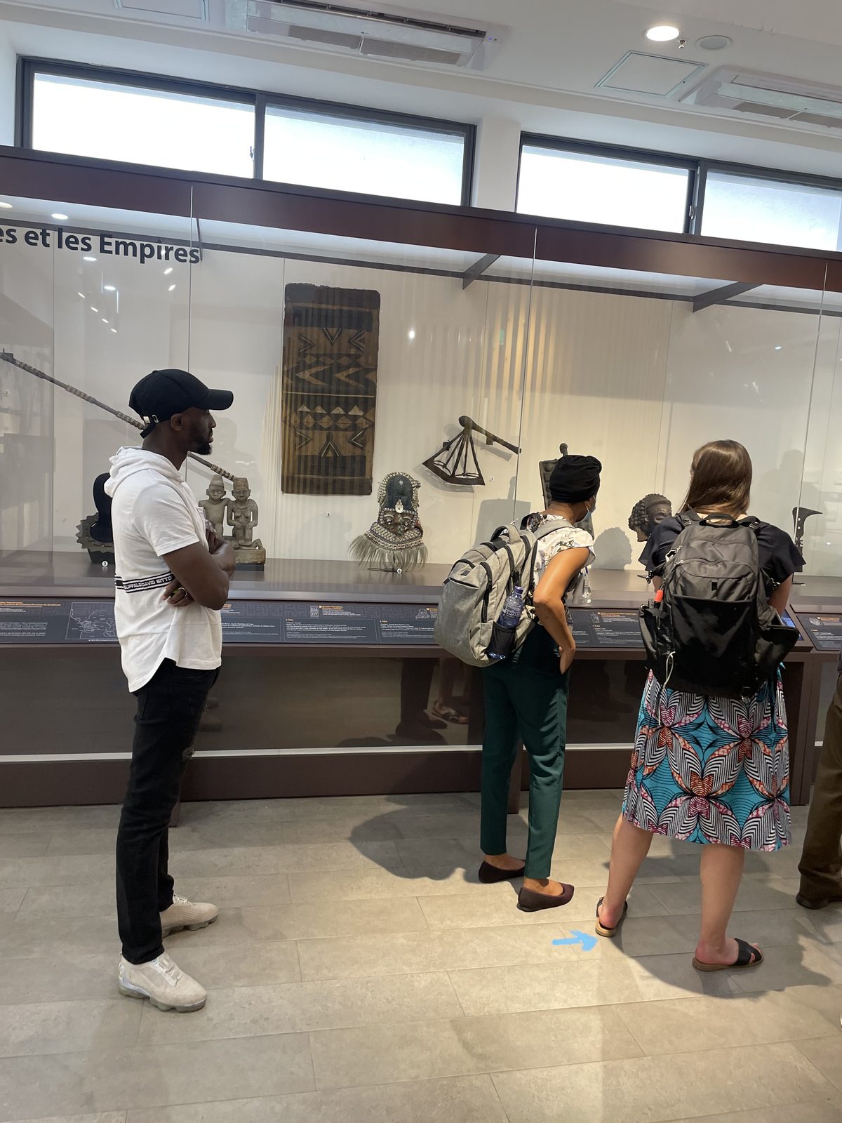 Visiteurs devant une vitrine du Musée National