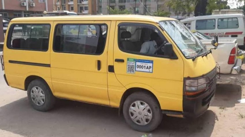 Un minibus « 207 » jaune