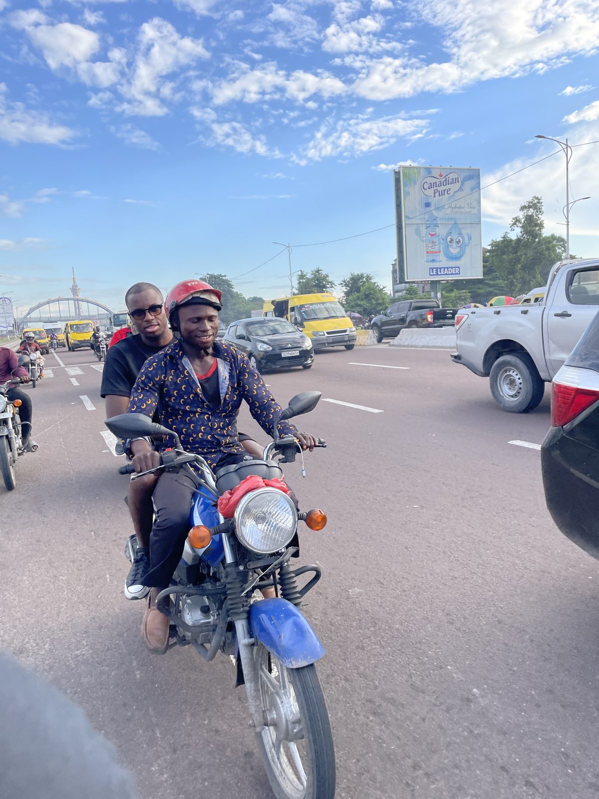 Un wewa (moto-taxi) sur le boulevard