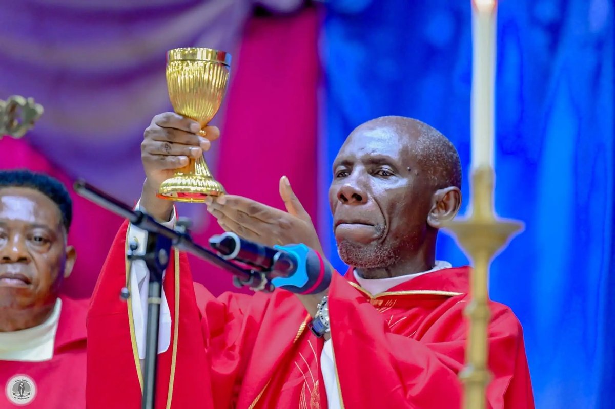 L'abbé Blaise Kanda célébrant la messe