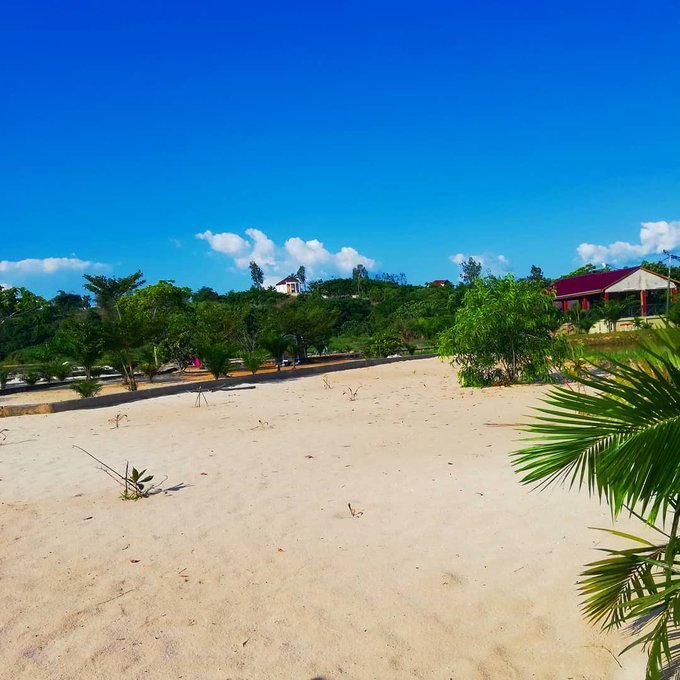 La plage de sable blanc d'Enka Beach