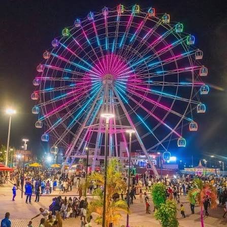 La Grande Roue de Kinshasa illuminée la nuit