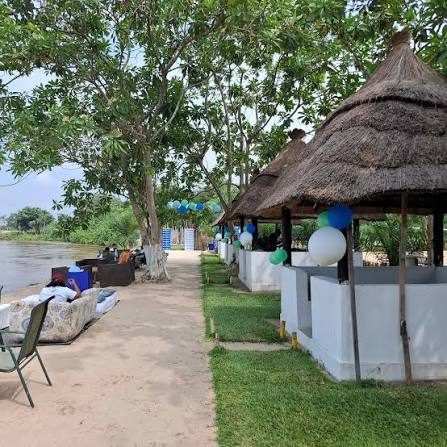 Les paillotes de Kimia River au bord de l'eau