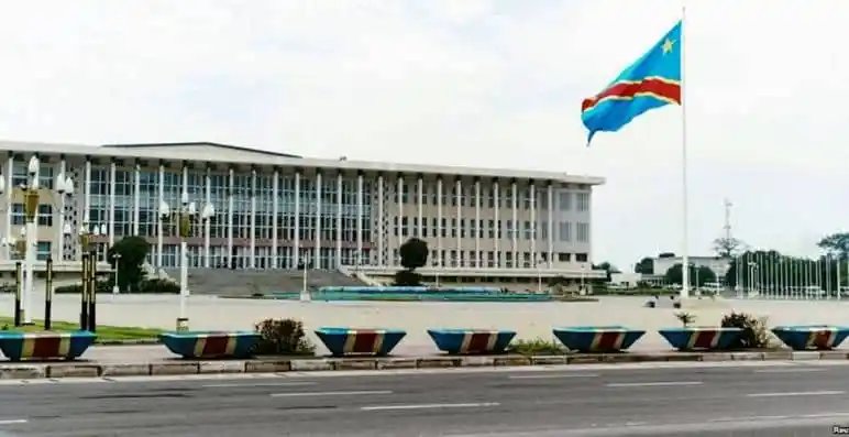 Le Palais du Peuple et le drapeau congolais