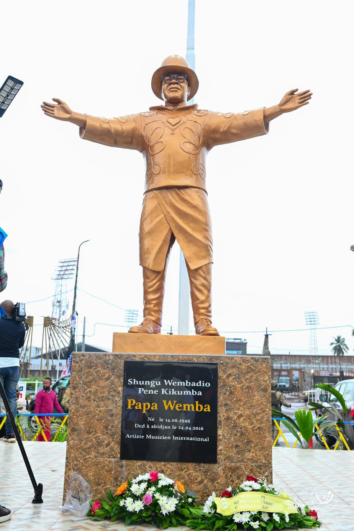 La statue de Papa Wemba à la place des Artistes