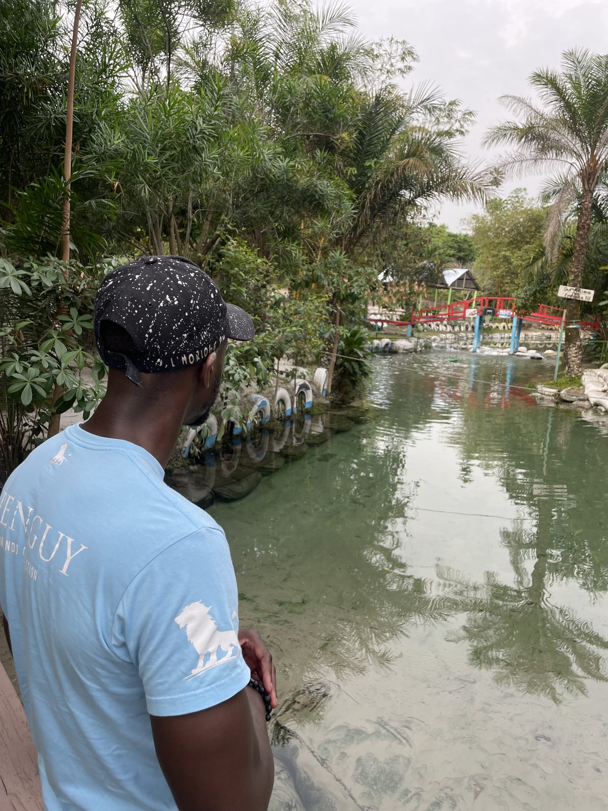 Le lac d'eau de source des Pieds dans l'Eau