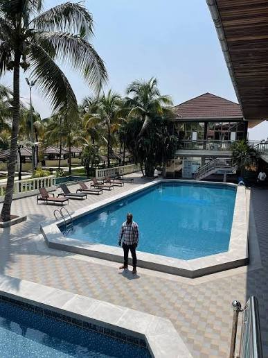 La piscine de Safari Beach sous les palmiers