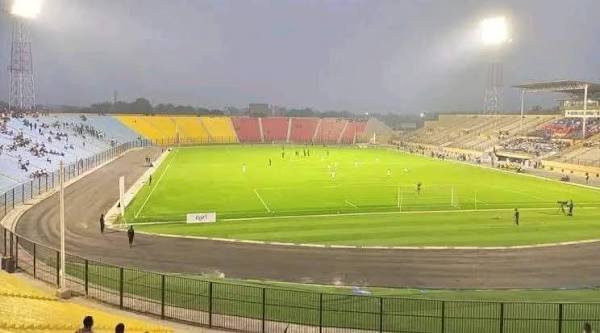 Le stade Tata Raphaël un soir de match
