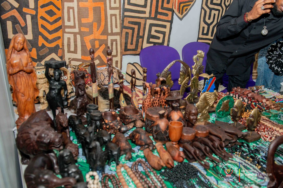 Sculptures et tissus kuba sur un étal de Wenze ya Bikeko
