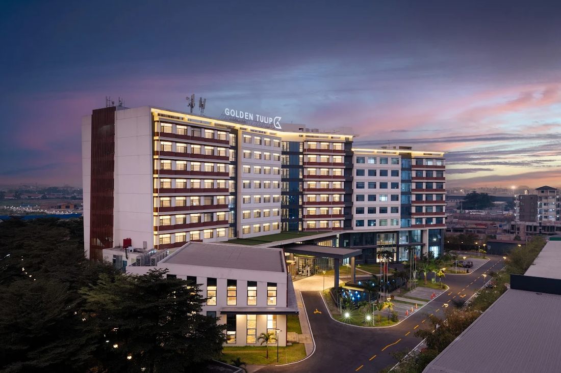 Le Golden Tulip Kin-Oasis au crépuscule