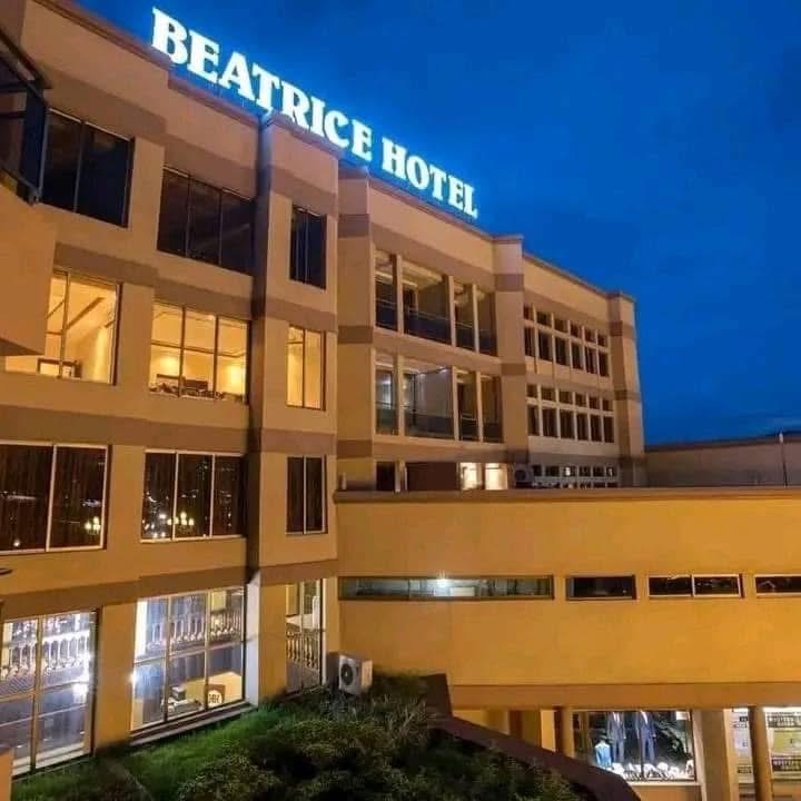 Le Béatrice Hôtel illuminé le soir