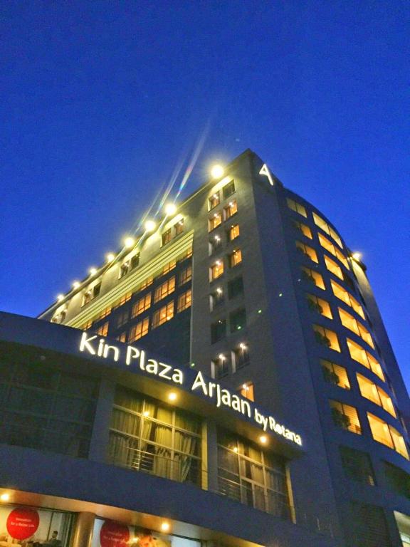 Le Kin Plaza Arjaan by Rotana illuminé