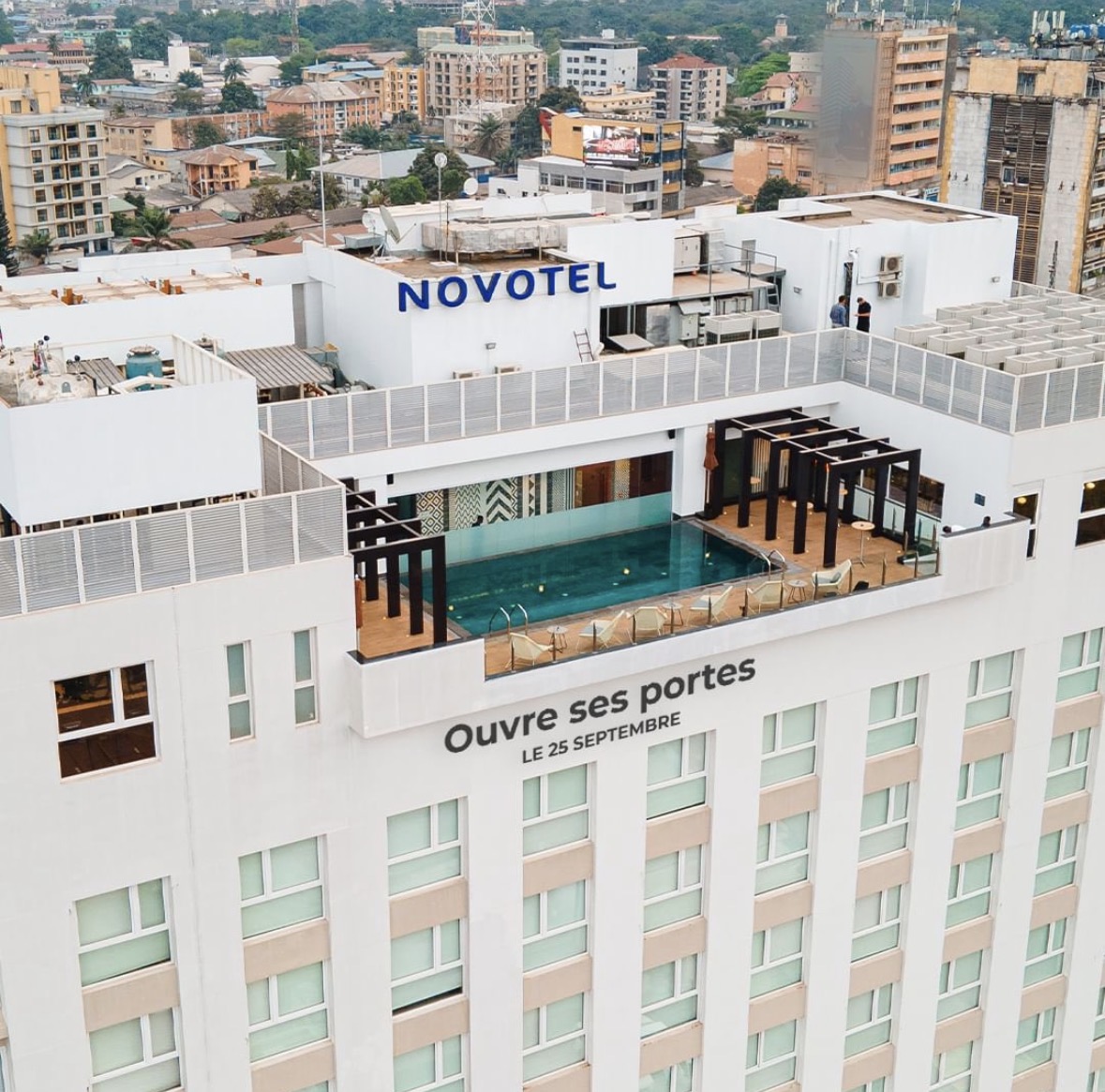 La piscine rooftop du Novotel Kinshasa La Gombe