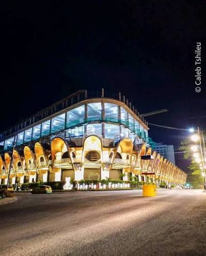 La Galerie La Fontaine illuminée la nuit — les malls de Kinshasa