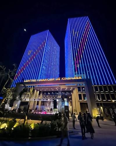 Le Centre Financier de Kinshasa illuminé — © Nzela