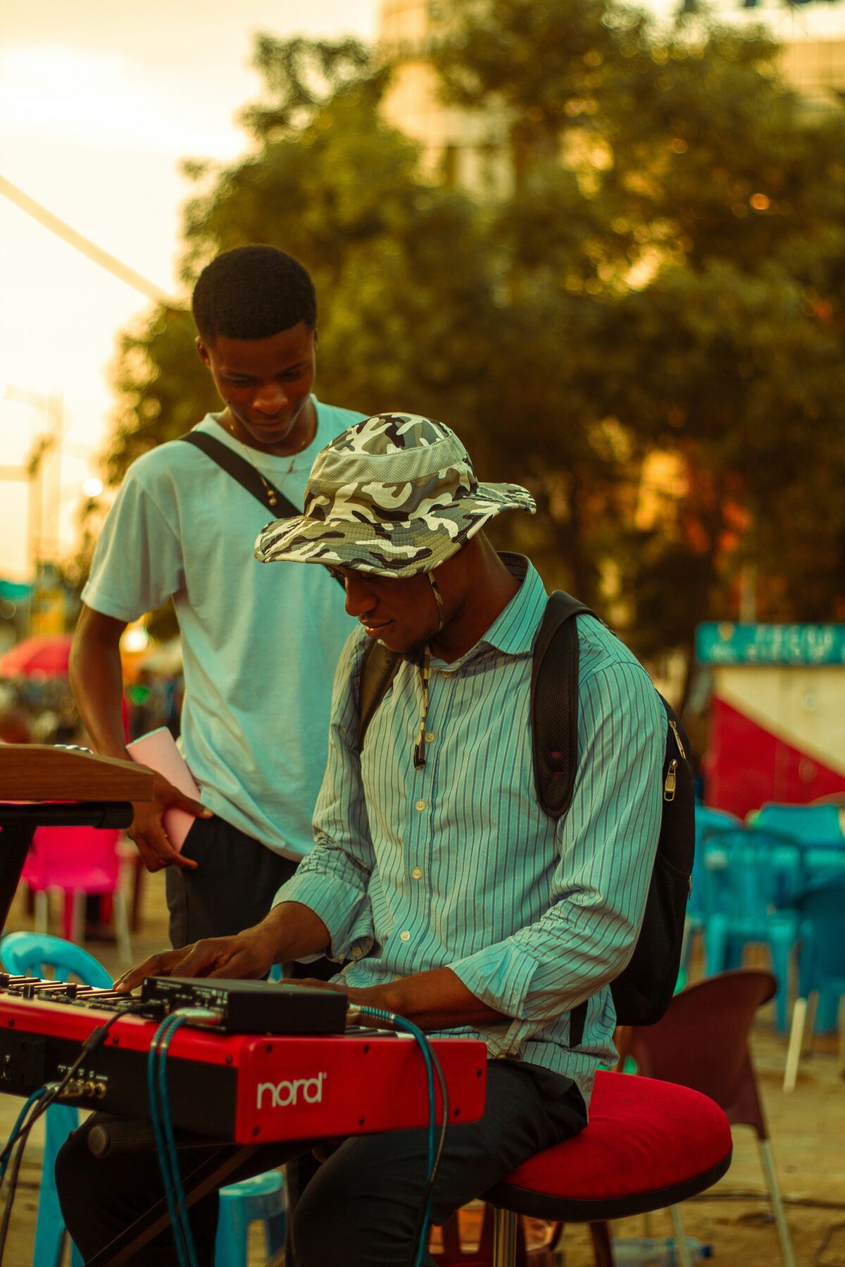 Musiciens en concert de rue à Kinshasa