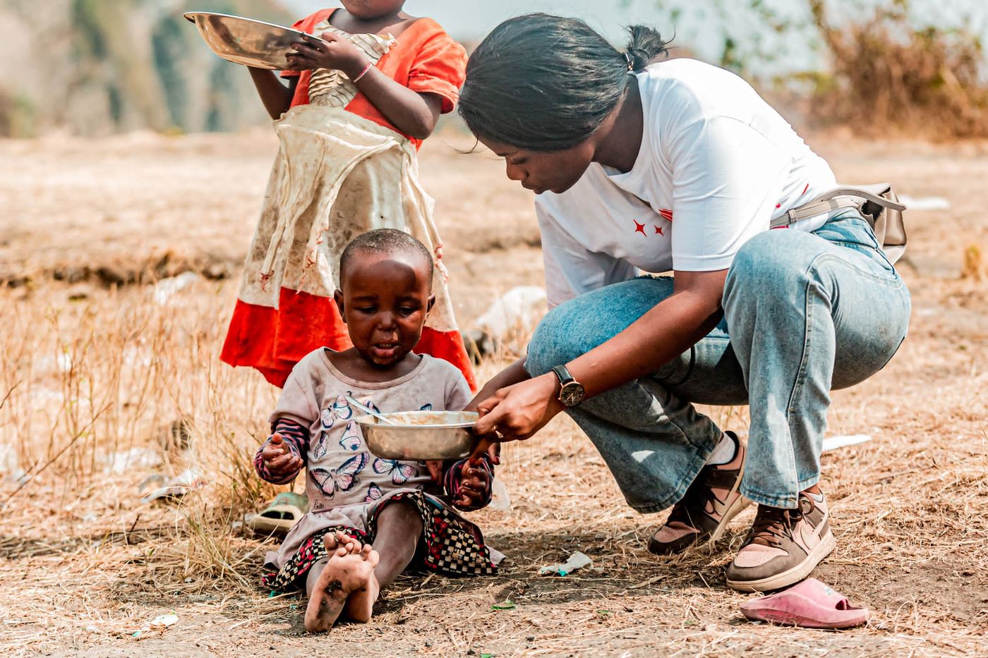 Une bénévole partage un repas avec un jeune enfant